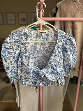 kerrick White and Blue Floral Tie-Front Puff Sleeve Crop Top